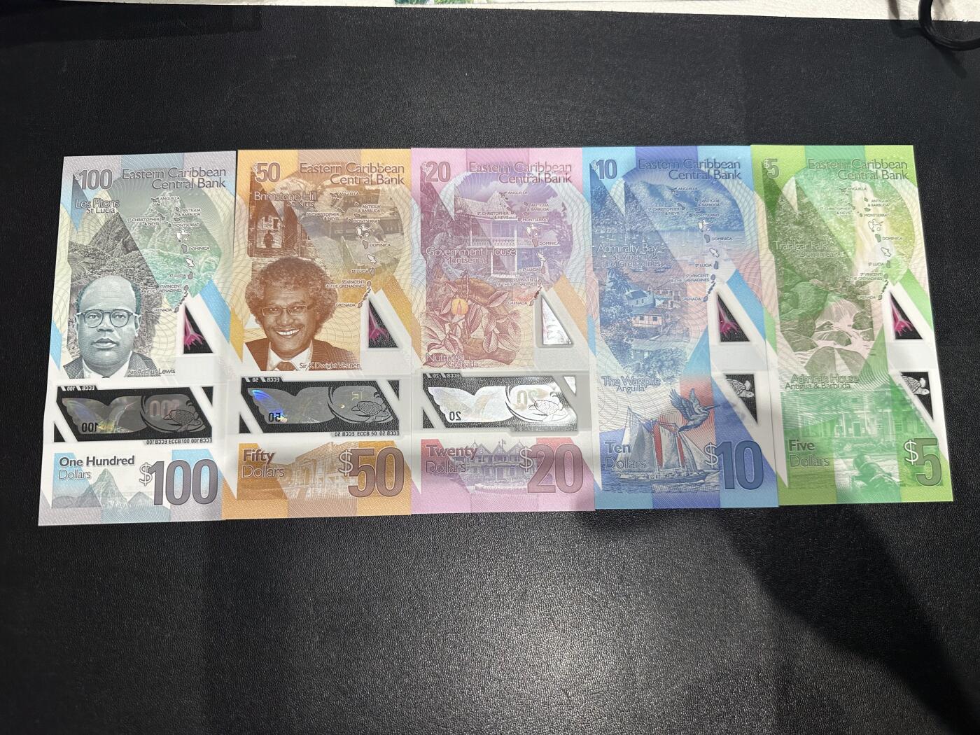 《外钞收藏家》第六百二十三期（精选场）（长期征集拍品、欢迎藏友们联系合作） 东加勒比最新版塑料钞5-100元 五张一起 全新UNC 有倒置号等靓号