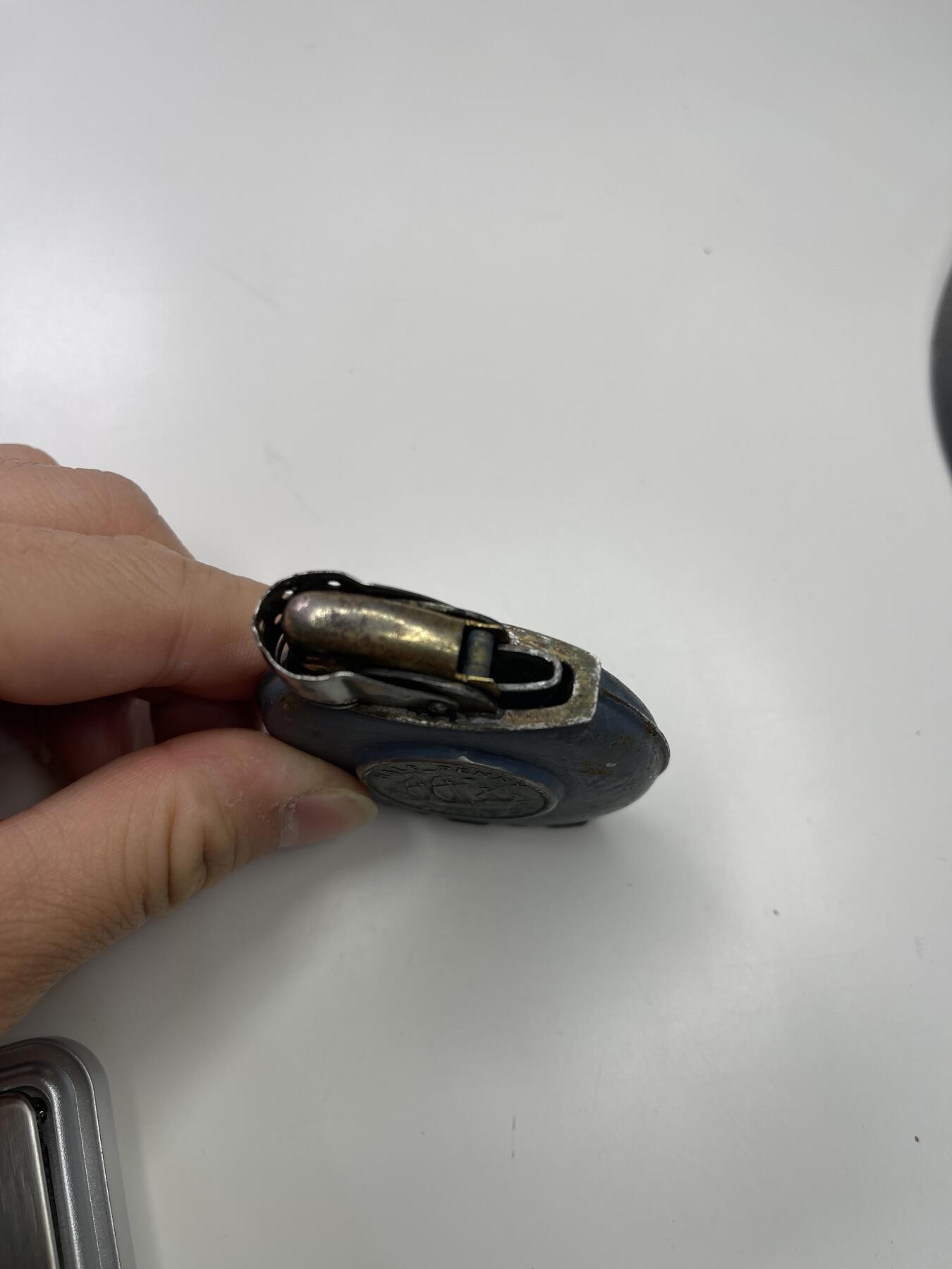 新时代收藏快速小拍 拍卖本周一线所得新货 4月2日场 二战美军埃文斯打火机 非常经典的二战火机 与帽徽为同一原主人 原主镶了一枚英国便士做装饰 大概是因为便士上有桅杆帆船