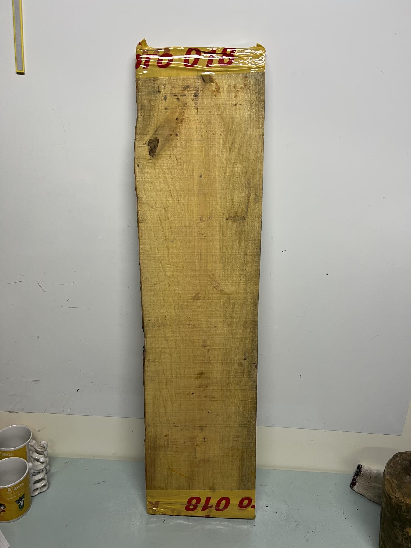 零元拍：NO.1虎皮纹金丝楠板子，重约十一斤多。无需打磨就已经金光闪闪。满金丝药香，尺寸约：94/24/4CM，天然原材料不可避免有裂有瑕疵，介意勿拍