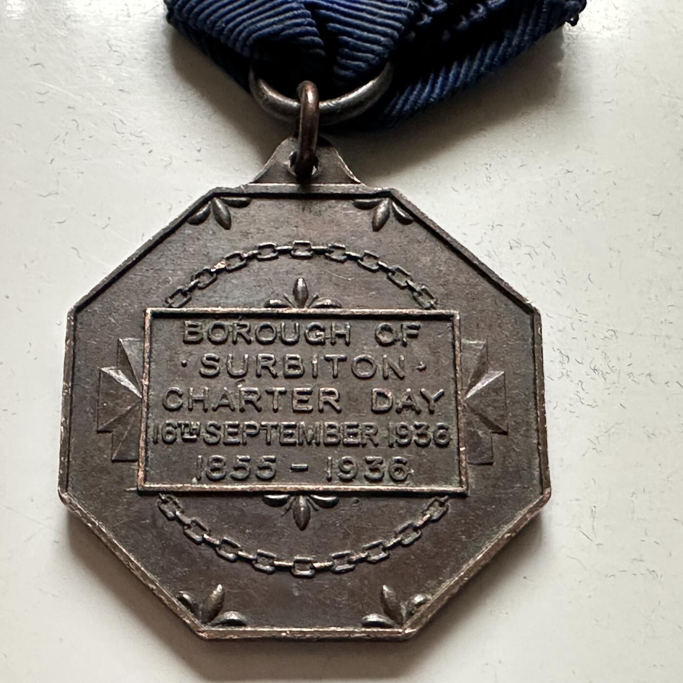 🌹外币初藏🌹🐯2026年第36场   每周二四六晚8️⃣点 接代拍 英国 1936年 萨比顿自治市特许日 双鹿橡树纹章 铜质绶带纪念章 32毫米