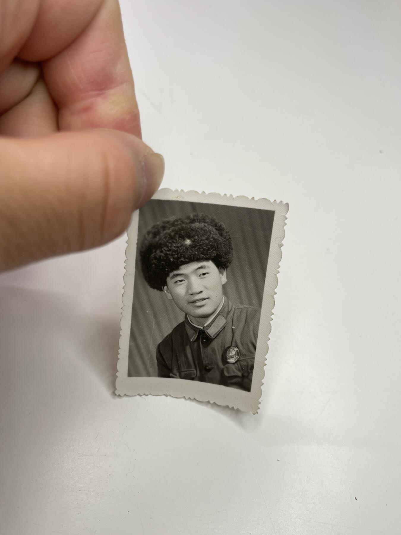 新时代收藏快速小拍 拍卖本周一线所得新货 4月2日场 60年代军人带像章照片