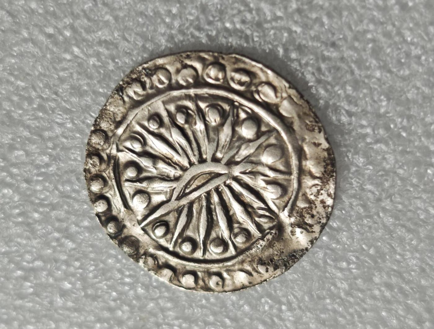 瓶子🏺第235期拍卖会  古骠国（Pyu Kingdom）“旭日-神庙”银币   公元5–9世纪古骠国（缅甸早期城邦文明）的打制银币，是东南亚早期文明与中印文化交融的珍贵实物 正面是旭日  背面中央为Srivatsa（室利靺蹉）风格神庙，上方有日月符号，两侧带有星芒与特殊印记  Srivatsa：象征拉克希米女神（毗湿奴的配偶），代表吉祥与财富，至今仍出现在缅甸若开邦邦旗上 