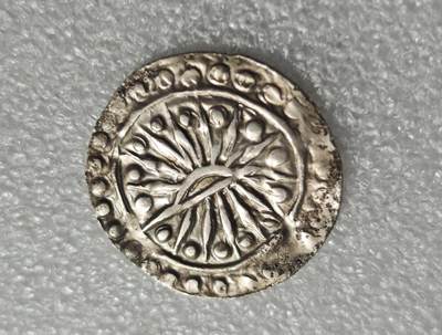 瓶子🏺第235期拍卖会 -  古骠国（Pyu Kingdom）“旭日-神庙”银币   公元5–9世纪古骠国（缅甸早期城邦文明）的打制银币，是东南亚早期文明与中印文化交融的珍贵实物 正面是旭日  背面中央为Srivatsa（室利靺蹉）风格神庙，上方有日月符号，两侧带有星芒与特殊印记  Srivatsa：象征拉克希米女神（毗湿奴的配偶），代表吉祥与财富，至今仍出现在缅甸若开邦邦旗上 