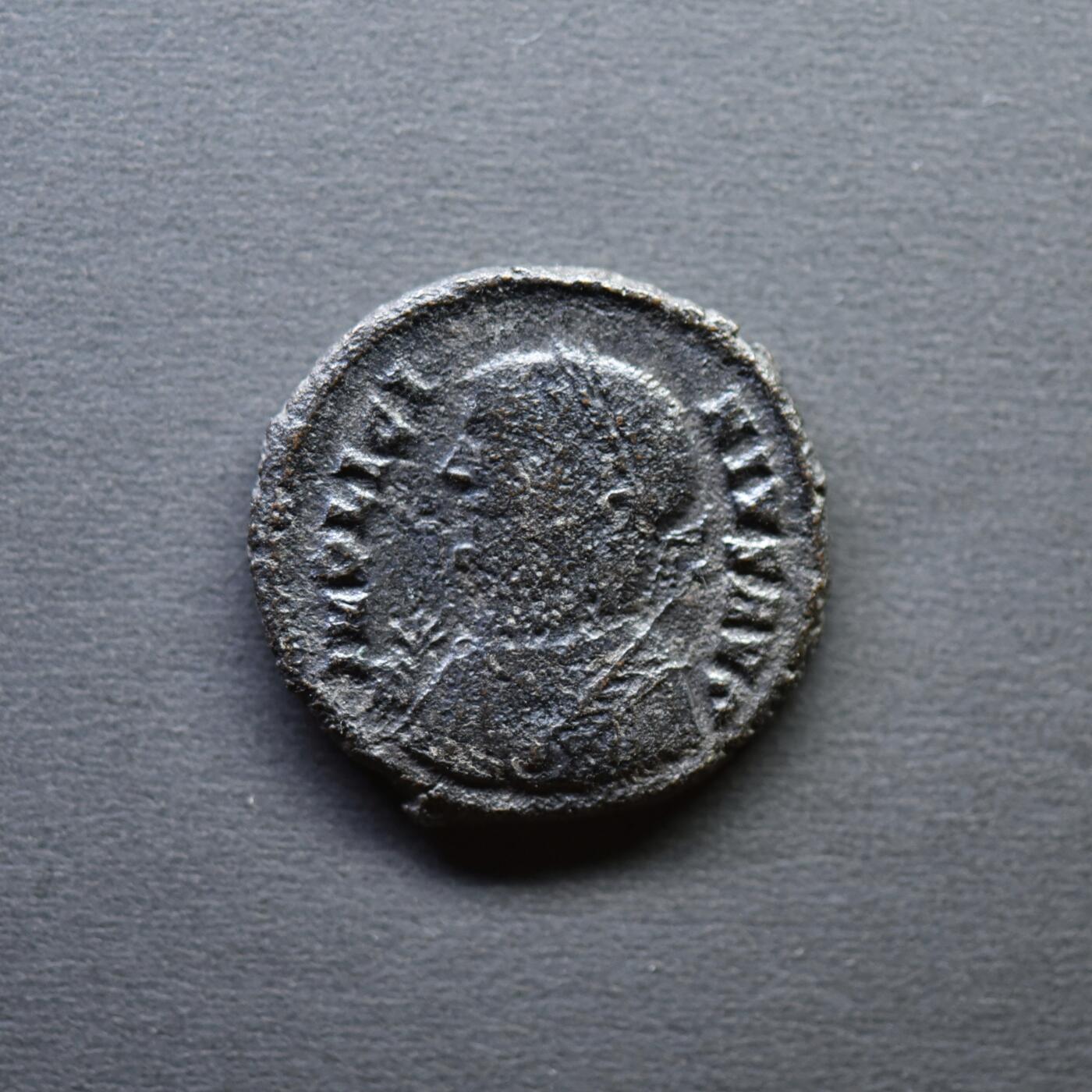 【良泉】4月16日【西方古代打制币】拍卖108件 公元317年【古罗马】李锡尼面左版“军塔营门”铜币，赫拉克利亚造币厂，2.7克