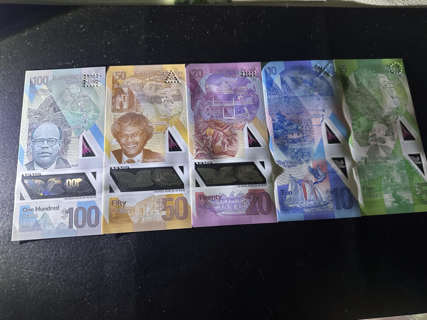 《外钞收藏家》第六百二十三期（精选场）（长期征集拍品、欢迎藏友们联系合作） 东加勒比最新版塑料钞5-100元 五张一起 全新UNC 有倒置号等靓号