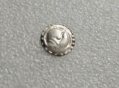 瓶子🏺第235期拍卖会 -  古骠国（Pyu Kingdom）海螺（法螺）纹银币（约5–7世纪）   这是一枚古骠国（缅甸早期城邦文明）发行的“海螺-室利靺蹉”银币，是缅甸最早铸币体系中的经典版别   核心图案中央为海螺（法螺，Conch Shell）浮雕，边缘环绕锯齿状/连珠纹装饰，是骠国钱币最具辨识度的标志之一  海螺是印度教神祇毗湿奴的核心法器，象征神圣、权威与财富呼应了骠国作为“南方丝绸之路”贸易节点的海洋属性