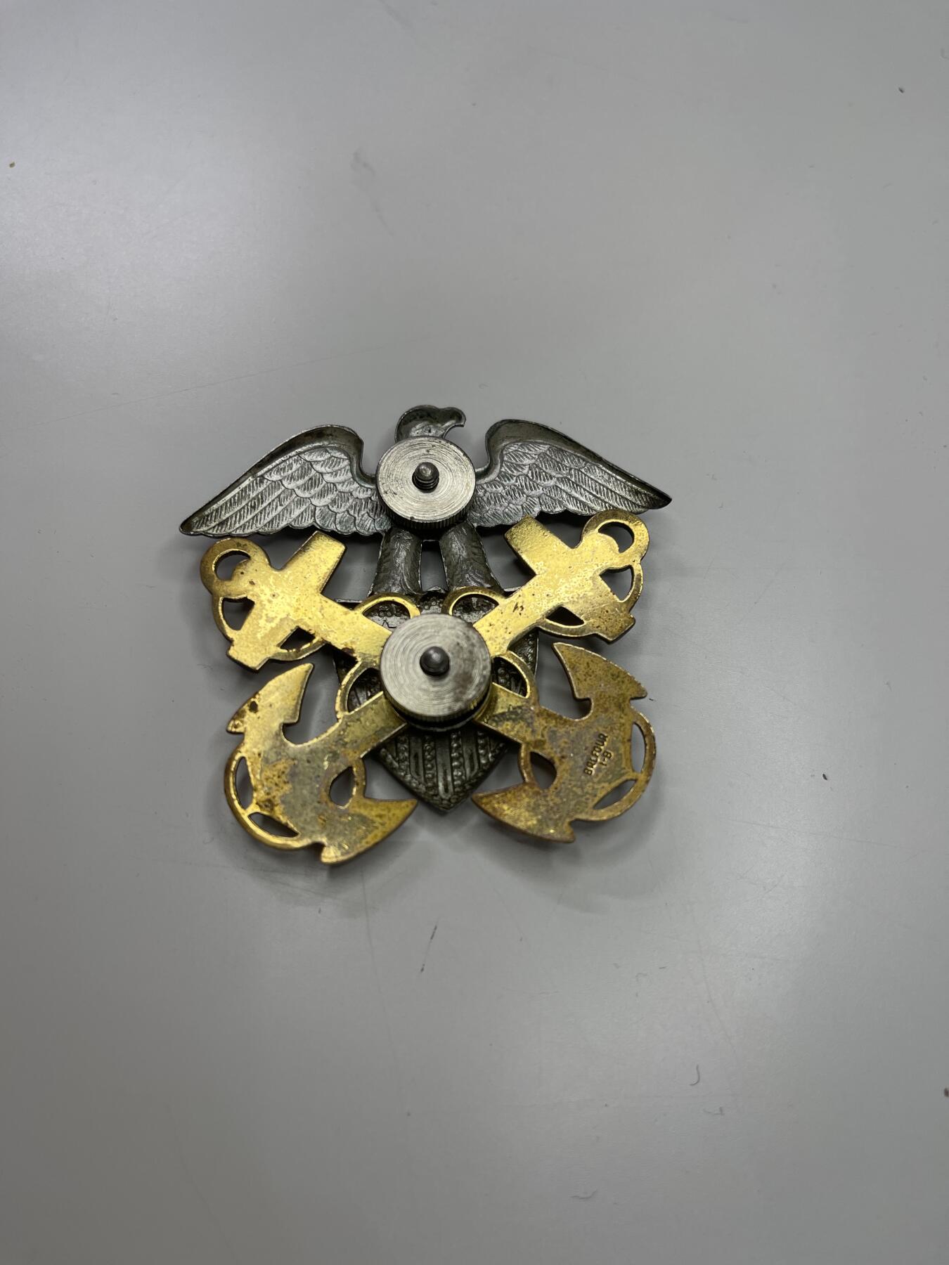 新时代收藏快速小拍 拍卖本周一线所得新货 4月2日场 二战美国海军大帽徽 分体版 盾牌鹰与螺丝为银质 船锚为铜