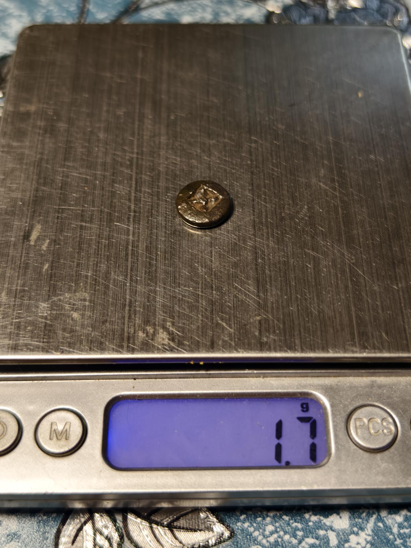 抚柳草堂-第二十一期章牌钱币  奖章勋章 满百包邮 放漏专场 三佛齐王国末期至满者伯夷王国早期打制小银币 1.7g重 正面有檀香花徽记，背面爪哇岛文，面值1 Unit或称Masa