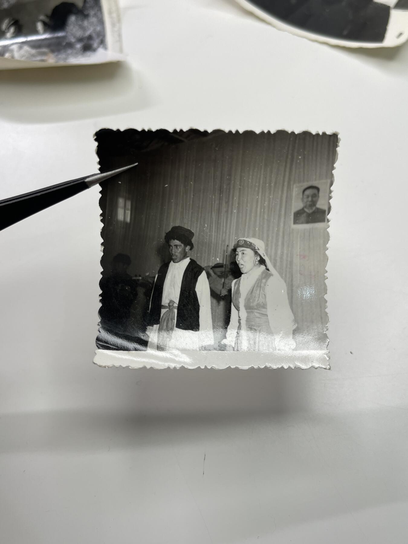 新时代收藏快速小拍 拍卖本周一线所得新货 4月2日场 华主席时期新疆少数民族表演节目照片