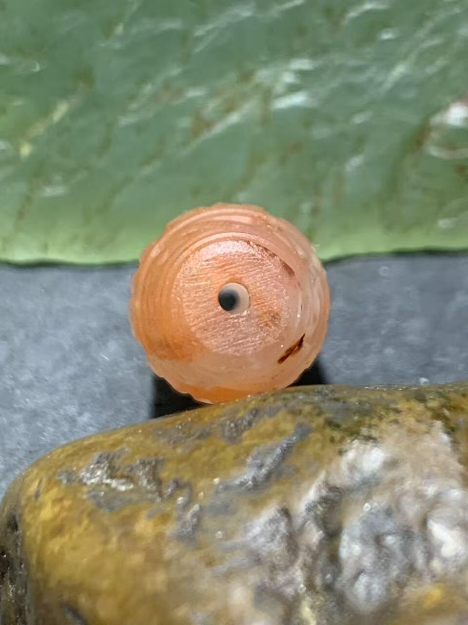 精美亚光川料荔枝冻飘红南红玛瑙雕刻回纹桶珠一个，