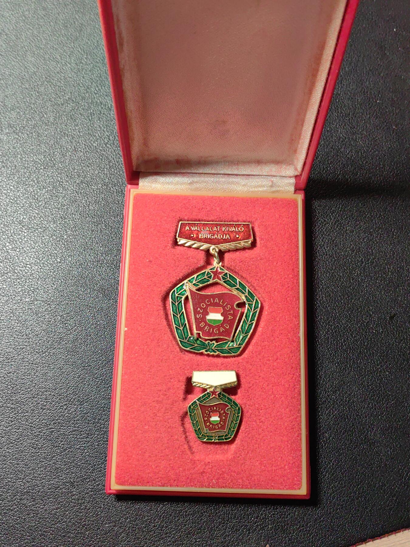 靖甫拍卖第八场 匈牙利工人旅企业优秀生产证章原盒略