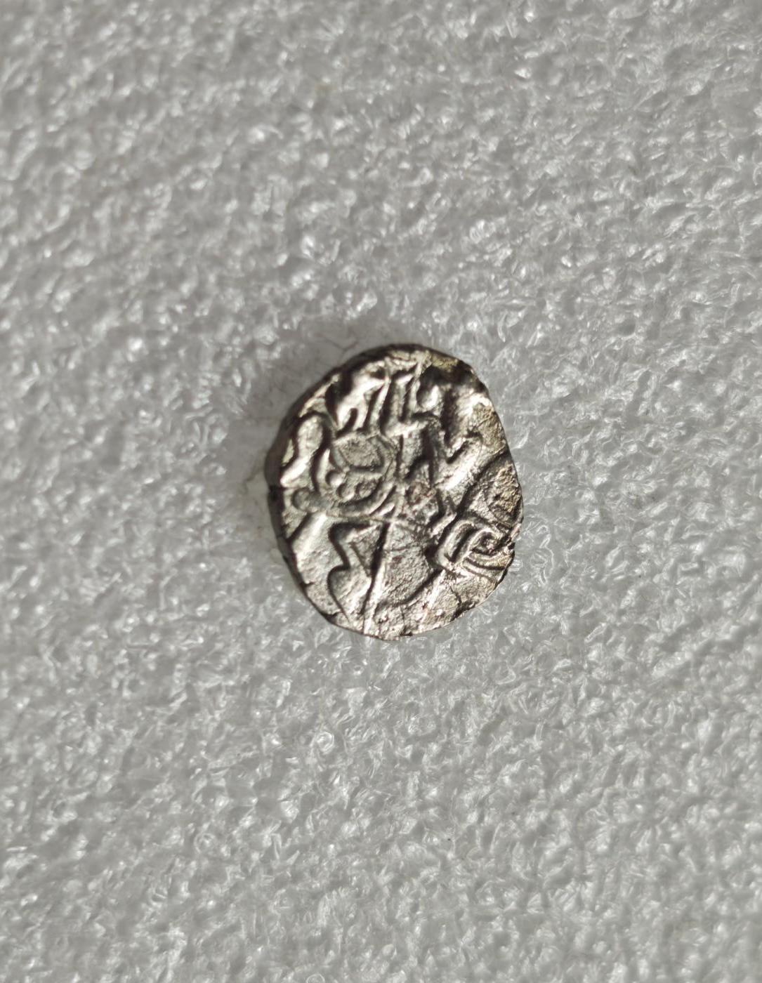 瓶子🏺第235期拍卖会  突厥沙希王朝（Turk Shahi，约公元650–850年）的打制银币，俗称“牛瘤骑士币”，是古代阿富汗与北印度地区的标志性货币，见证了中亚游牧文明与印度本土文化的深度融合