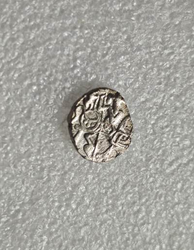 瓶子🏺第235期拍卖会 -  突厥沙希王朝（Turk Shahi，约公元650–850年）的打制银币，俗称“牛瘤骑士币”，是古代阿富汗与北印度地区的标志性货币，见证了中亚游牧文明与印度本土文化的深度融合