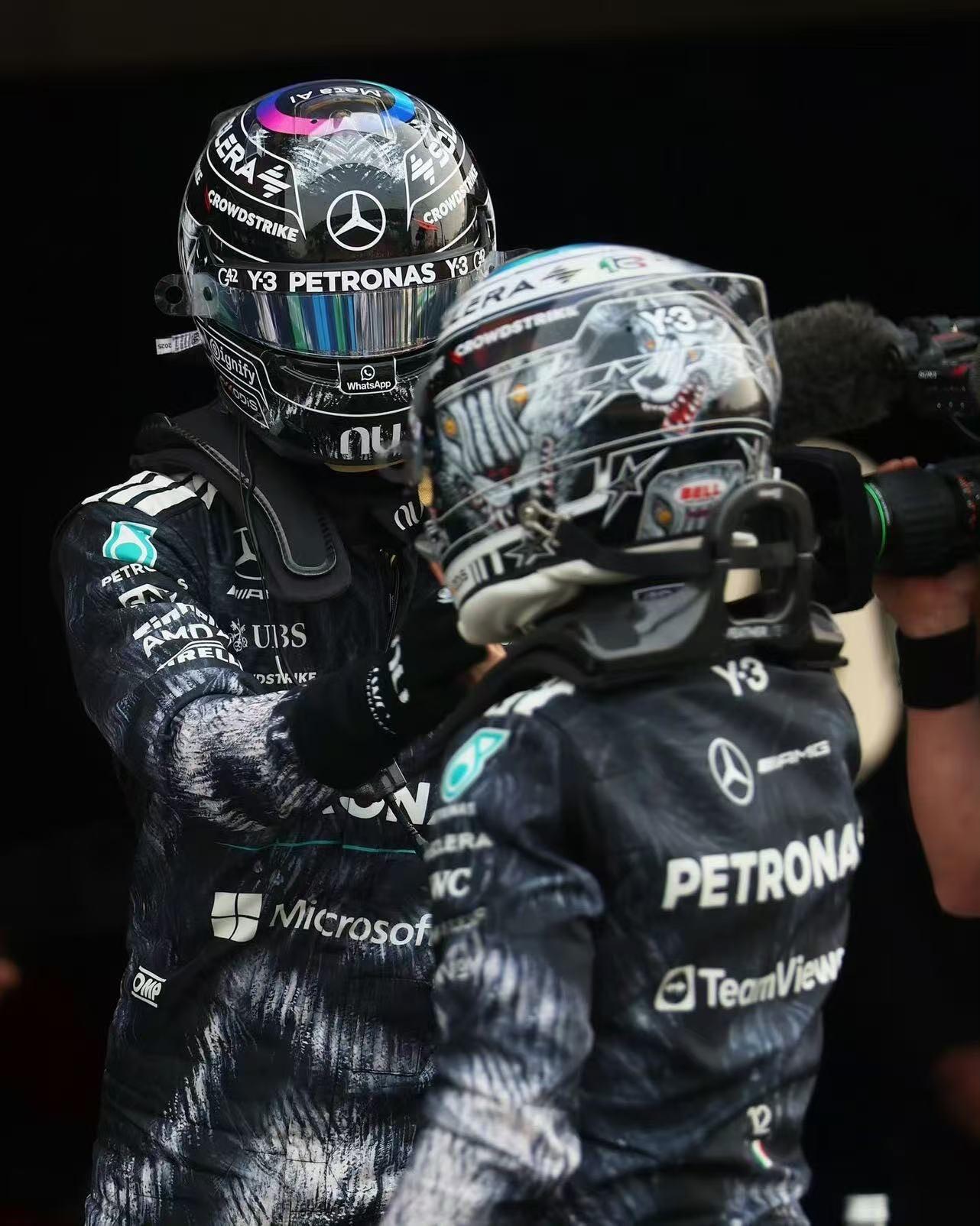 零元拍：银箭王朝，三头狼啸！梅赛德斯AMG马石油F1别车队领队，冠军缔造者托托·沃尔夫，车手乔治·拉塞尔和基米·安东内利“三头狼”合签2026赛季车手帽！