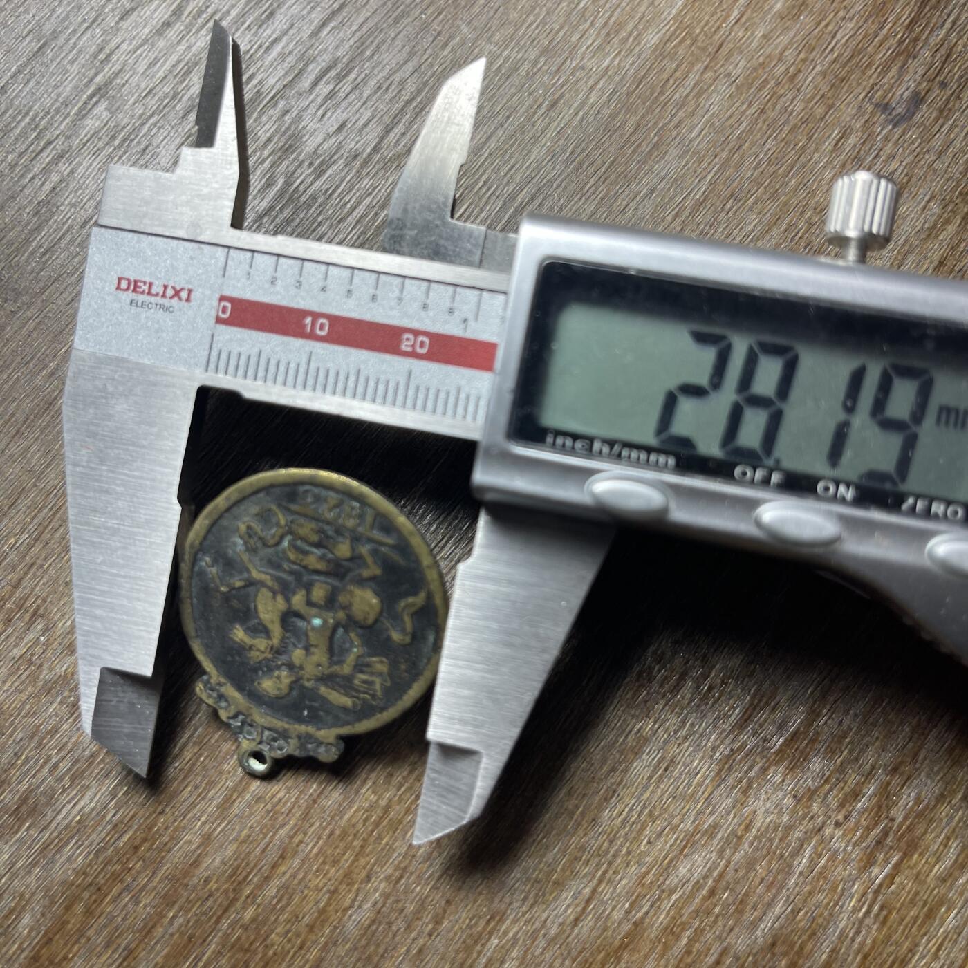 1823年英国乔治四世时期“马剑”纪念章/代币吊坠，并非流通货币，材质为黄铜/青铜，是典型的欧洲古董饰品。