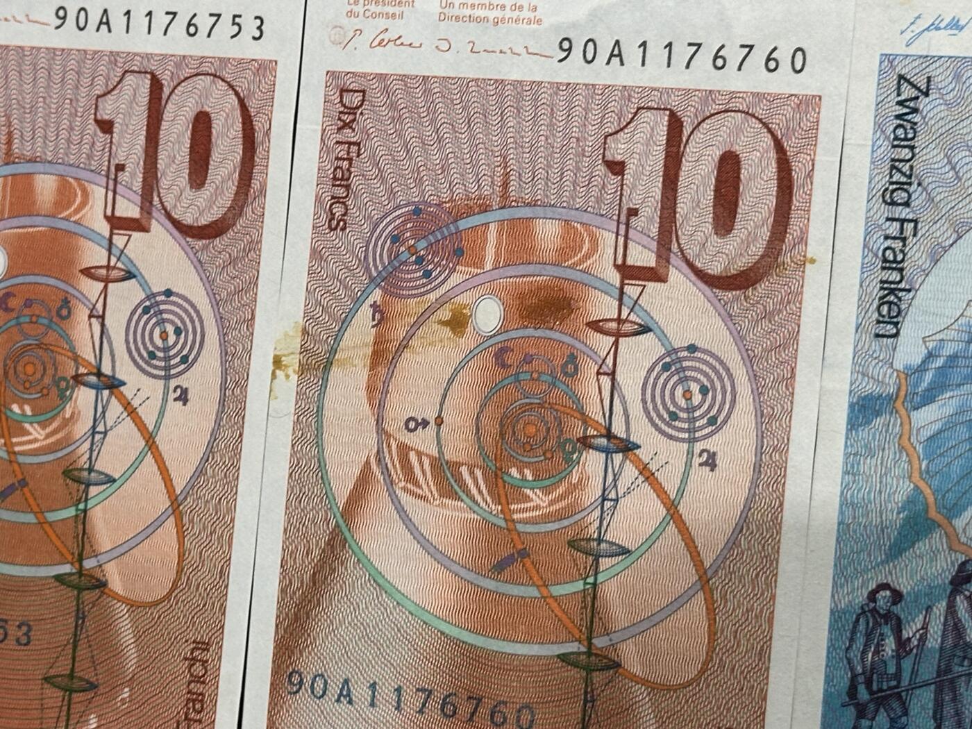 《外钞收藏家》第六百二十三期（精选场）（长期征集拍品、欢迎藏友们联系合作） 瑞士10和20法郎 四张一起 1张有折 另外三张粘了胶 品相如图