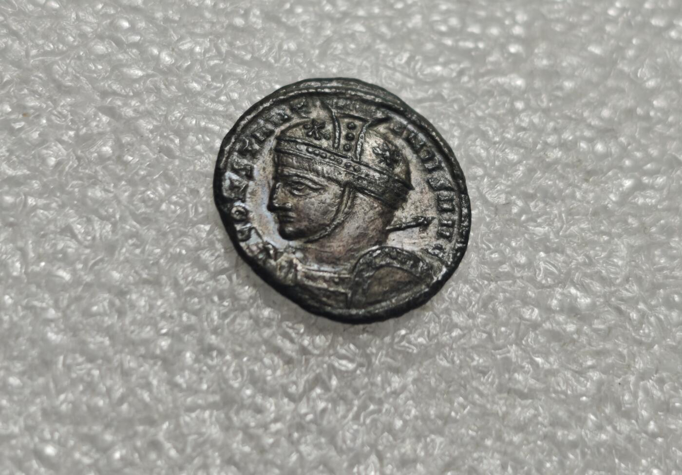 瓶子🏺第235期拍卖会  古罗马阿纳斯塔修斯一世（Anastasius I, 491–518年在位）拜占庭皇帝阿纳斯塔修斯一世。 ​ - 特征：他佩戴着带有垂饰的盔形军帽（Galea/Cuirassed Helmet），身穿铠甲（Cuirass）。这是拜占庭早期钱币典型的军人形象设定，寓意皇帝作为军队统帅与守护者