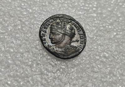 瓶子🏺第235期拍卖会 -  古罗马阿纳斯塔修斯一世（Anastasius I, 491–518年在位）拜占庭皇帝阿纳斯塔修斯一世。 ​ - 特征：他佩戴着带有垂饰的盔形军帽（Galea/Cuirassed Helmet），身穿铠甲（Cuirass）。这是拜占庭早期钱币典型的军人形象设定，寓意皇帝作为军队统帅与守护者  2.68克