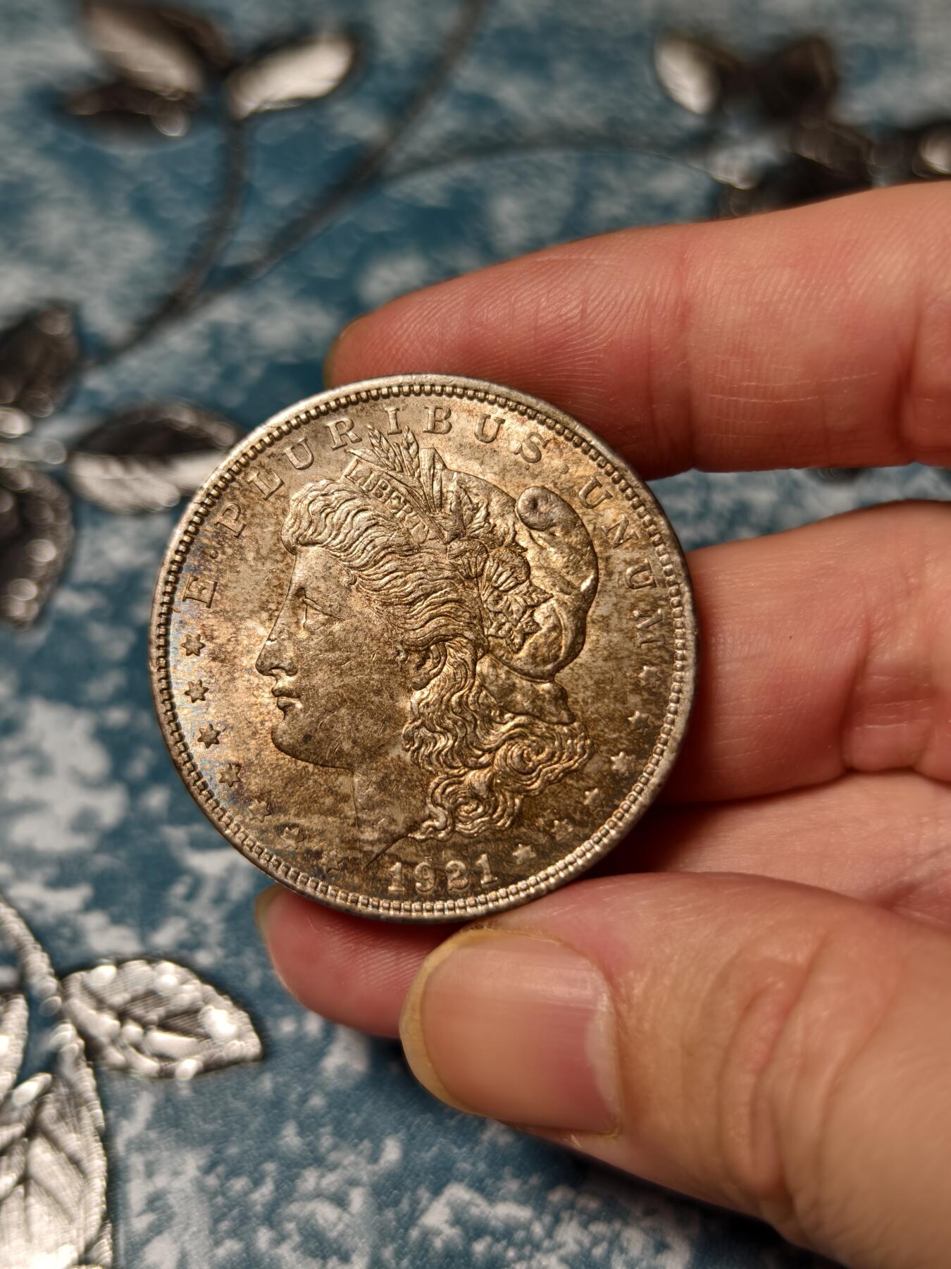 抚柳草堂-第二十一期章牌钱币  奖章勋章 满百包邮 放漏专场 1921美国摩根1美元大银币 重26.8g 状态非常好底板丝滑压力十足细节也很棒 淡淡的彩光几乎没有磨损