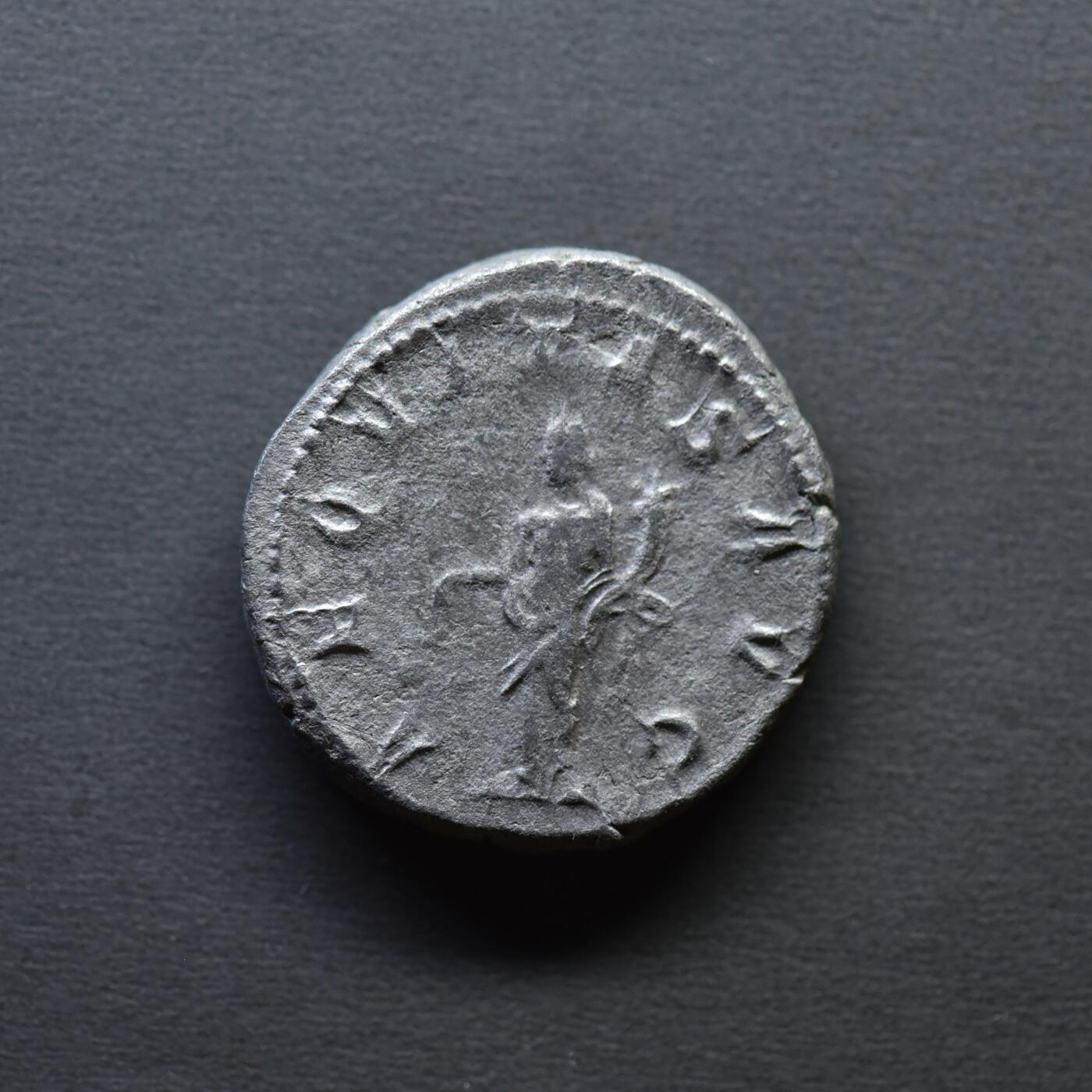 【良泉】4月16日【西方古代打制币】拍卖108件 【美品】公元240年【古罗马】戈尔迪安三世，青年像，背公平女神，双迪纳里（安敦尼）银币，4.28克