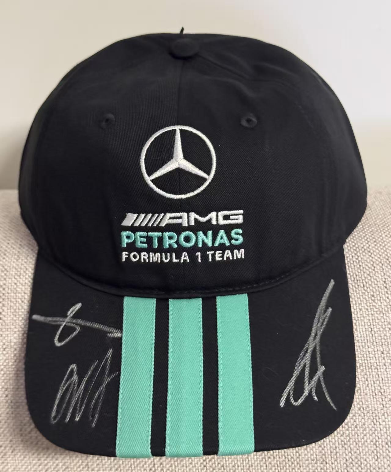 零元拍：银箭王朝，三头狼啸！梅赛德斯AMG马石油F1别车队领队，冠军缔造者托托·沃尔夫，车手乔治·拉塞尔和基米·安东内利“三头狼”合签2026赛季车手帽！