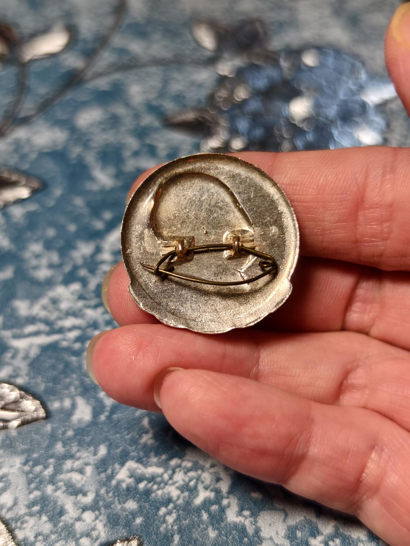 抚柳草堂-第二十一期章牌钱币  奖章勋章 满百包邮 放漏专场 六七十年代 毛主席像章葵花异形  直径30.5mm 品相不错