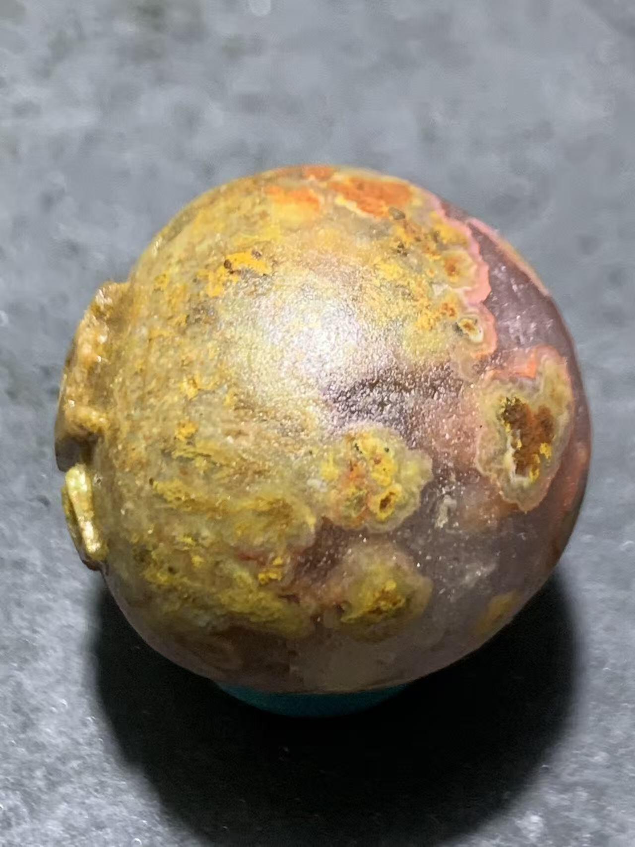 精美亚光冰飘草花纹战国红玛瑙手工俏色巧雕悟字2.0珠一个，