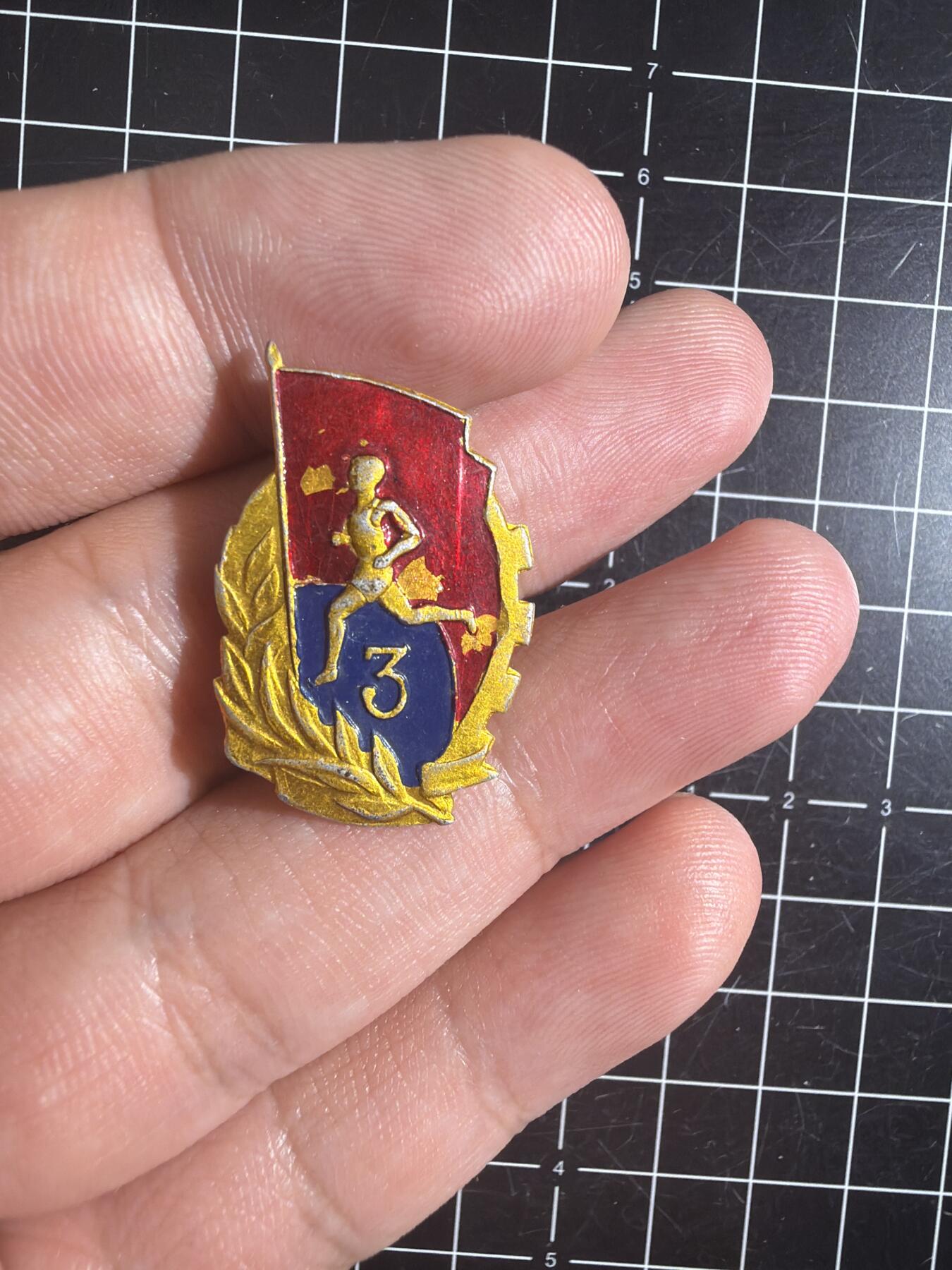 古冰库章牌勋赏收藏0起拍卖 劳卫制微章