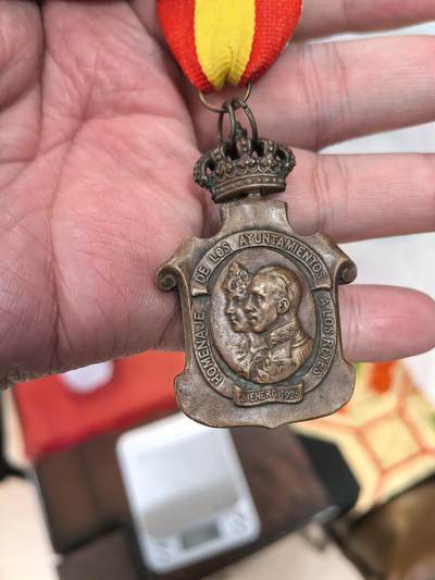 欧洲银章、铜章，大优惠起拍价都是银价计算 西班牙「市政当局致敬国王」纪念奖章（1925年） 这是一枚西班牙波旁王朝时期的官方纪念铜章