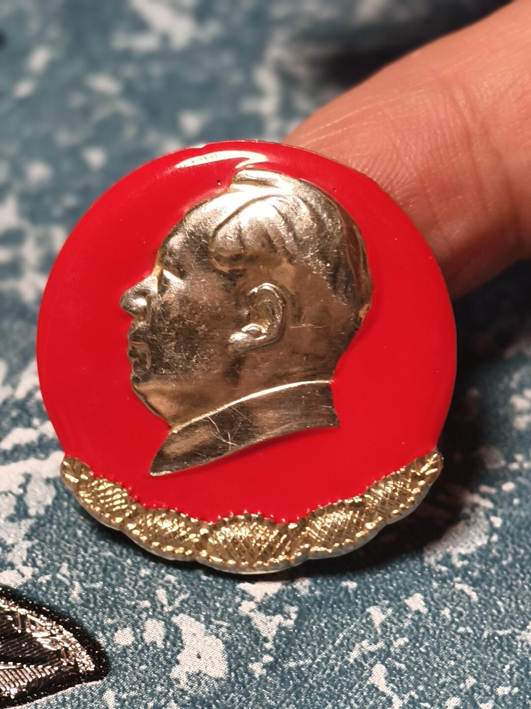 抚柳草堂-第二十一期章牌钱币  奖章勋章 满百包邮 放漏专场 六七十年代 毛主席像章葵花异形  直径30.5mm 品相不错
