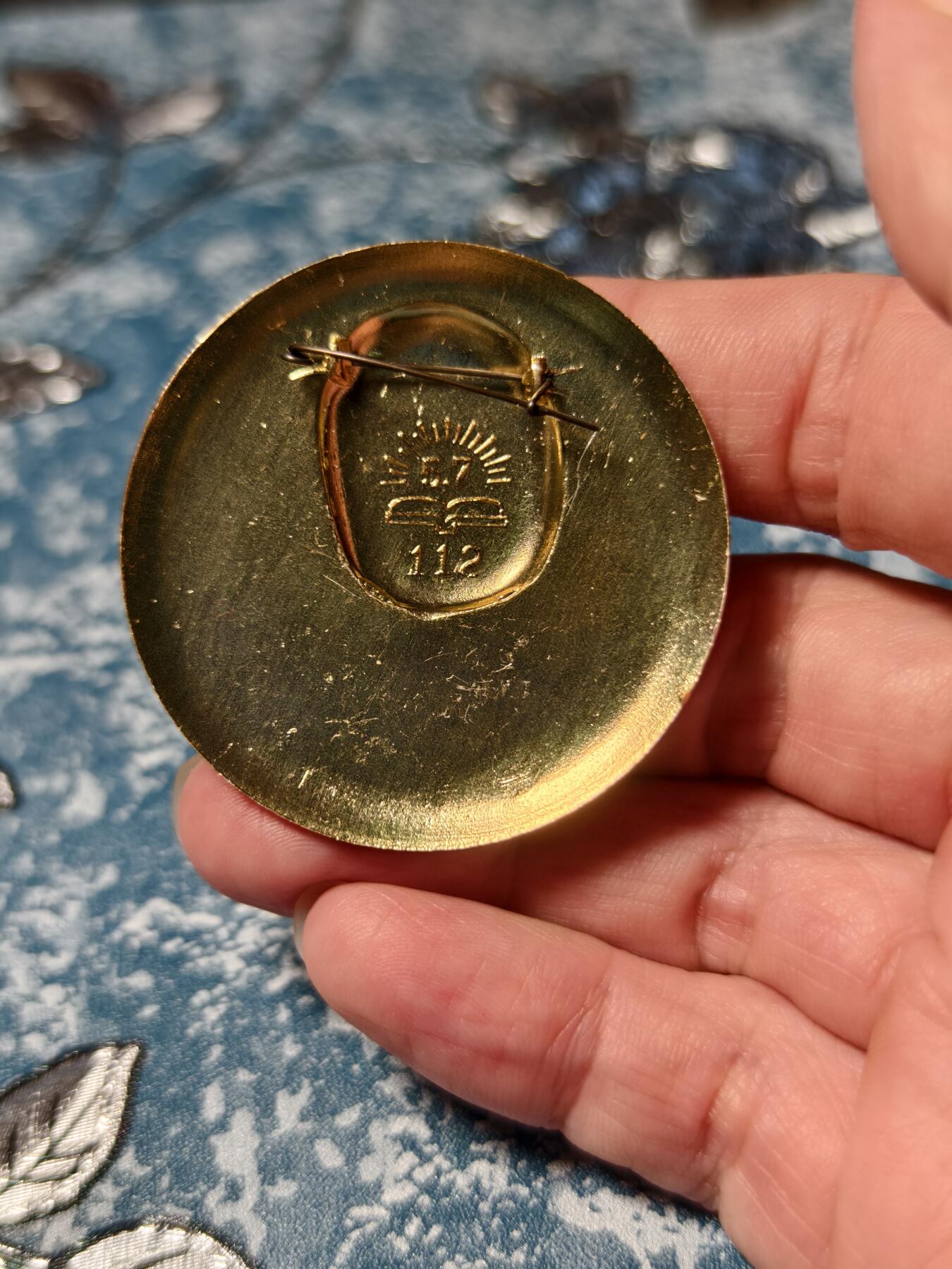 抚柳草堂-第二十一期章牌钱币  奖章勋章 满百包邮 放漏专场 六七十年代 毛主席像章芒果  颗颗芒果恩情深 大直径47.5mm 