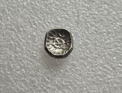 瓶子🏺第235期拍卖会 -  犍陀罗（Gandhara）银币（约公元前3世纪）   这是一枚古代犍陀罗文明（今巴基斯坦/阿富汗边境）发行的手工打制银币，是犍陀罗时期的典型钱币品种 中央六臂金刚杵图案，是犍陀罗艺术中佛教与印度教交融的典型符号 