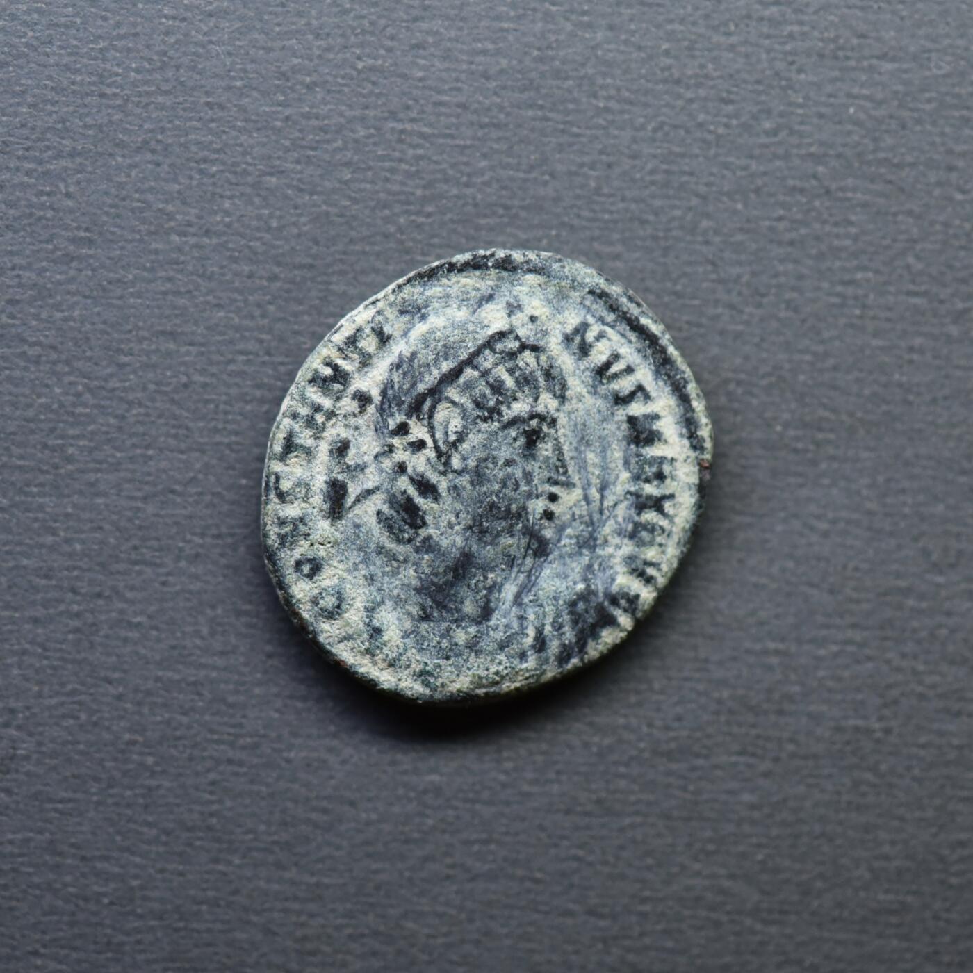 【良泉】4月16日【西方古代打制币】拍卖108件 公元337-340年【古罗马】君士坦丁二世“MAX奥古斯都”头衔“士兵军旗”铜币，1.56克