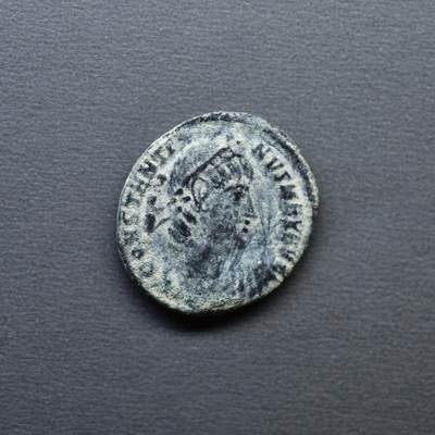 【良泉】4月16日【西方古代打制币】拍卖108件 - 公元337-340年【古罗马】君士坦丁二世“MAX奥古斯都”头衔“士兵军旗”铜币，1.56克