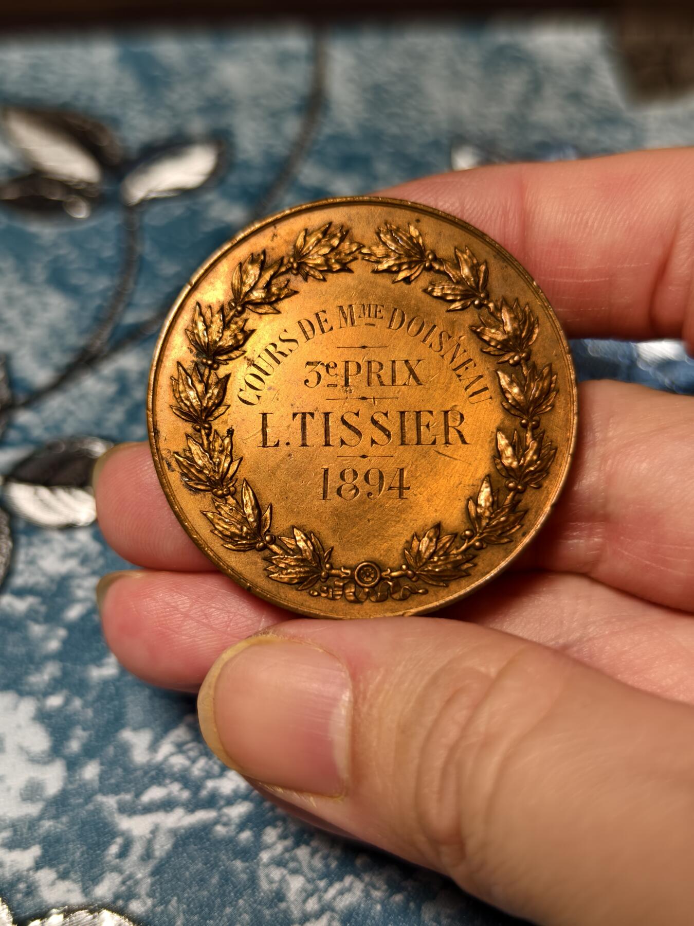 抚柳草堂-第二十一期章牌钱币  奖章勋章 满百包邮 放漏专场 1894法国艺术竞赛纪念铜章  坐姿雅典娜 名家布内特作品  直径42mm 重量34.3g 边铭丰饶角