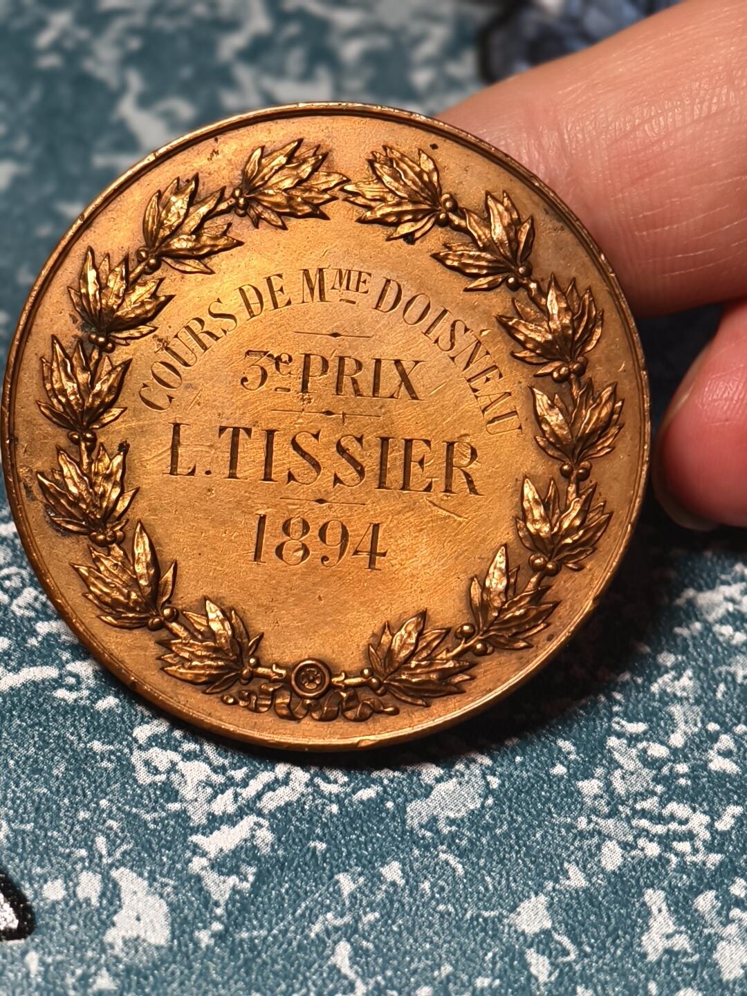 抚柳草堂-第二十一期章牌钱币  奖章勋章 满百包邮 放漏专场 1894法国艺术竞赛纪念铜章  坐姿雅典娜 名家布内特作品  直径42mm 重量34.3g 边铭丰饶角