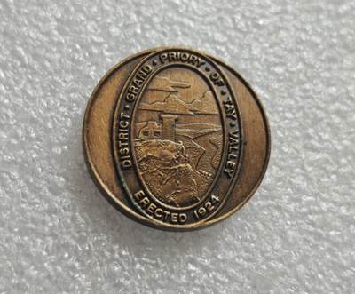 瓶子🏺第235期拍卖会 -  苏格兰泰河谷皇家共济会分会纪念铜章（1924年版）   苏格兰约克礼体系皇家共济会分会（Grand Priory）的青铜纪念章 属于苏格兰共济会（Scottish Freemasonry）的皇家拱门分会/圣殿骑士团体系，是西方神秘学社团的重要实物  1924年版泰河谷分会纪念章，见证了20世纪初苏格兰共济会在地方区域的组织发展与身份认同。 