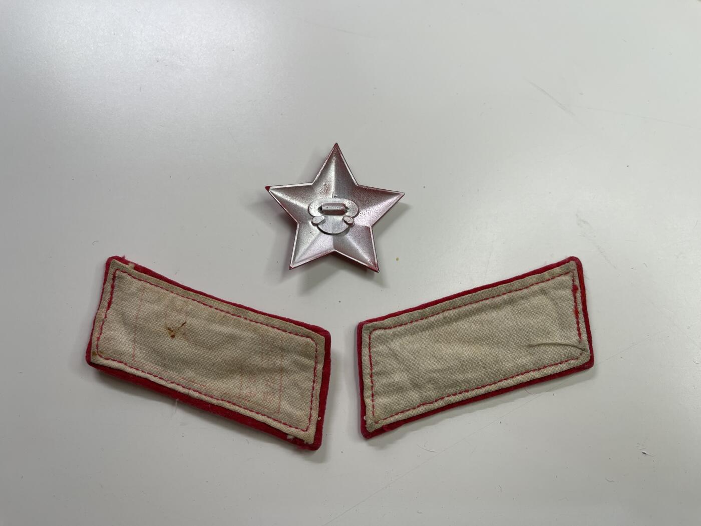 新时代收藏快速小拍 拍卖本周一线所得新货 4月2日场 早期扎线三点红领章帽徽一套 值得收藏