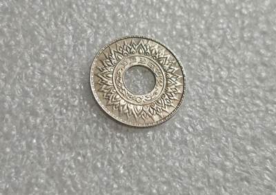 瓶子🏺第235期拍卖会 -  泰国（暹罗）1940年的10萨当（1/4铢）圆孔银币，是泰国近代货币史上的经典品种，融合了泰式艺术与西方造币工艺