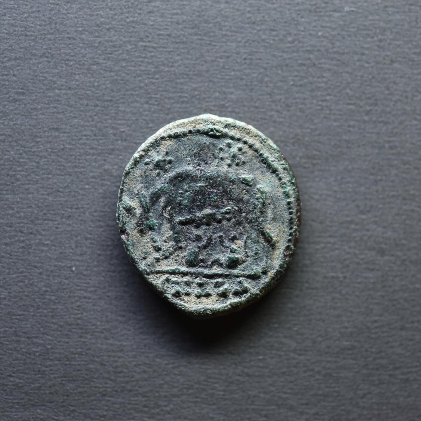 【良泉】4月16日【西方古代打制币】拍卖108件 公元330-340年【古罗马】君士坦丁大帝“母狼育婴”铜币，君士坦丁堡迁都纪念，2.49克