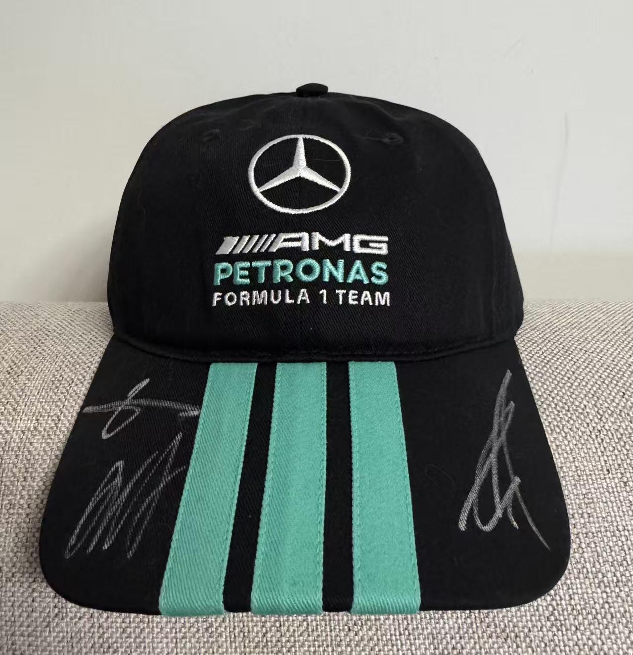 零元拍：银箭王朝，三头狼啸！梅赛德斯AMG马石油F1别车队领队，冠军缔造者托托·沃尔夫，车手乔治·拉塞尔和基米·安东内利“三头狼”合签2026赛季车手帽！