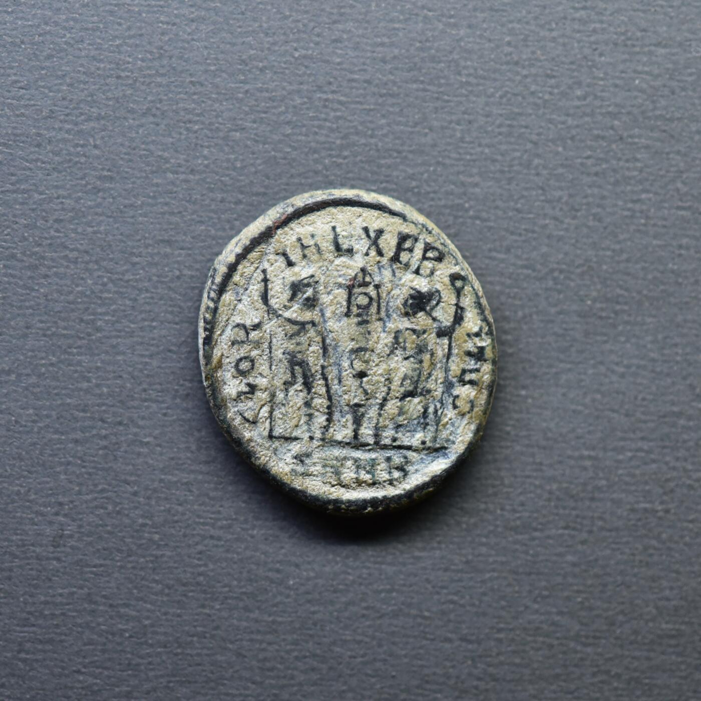 【良泉】4月16日【西方古代打制币】拍卖108件 公元337-340年【古罗马】君士坦丁二世“MAX奥古斯都”头衔“士兵军旗”铜币，1.56克