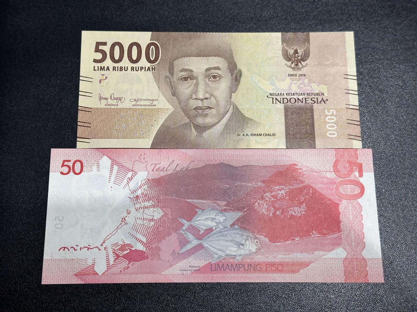 《外钞收藏家》第六百二十三期（精选场）（长期征集拍品、欢迎藏友们联系合作） 印尼5000卢比 全同号6个8+菲律宾50比索6个8 两张一起 全新UNC