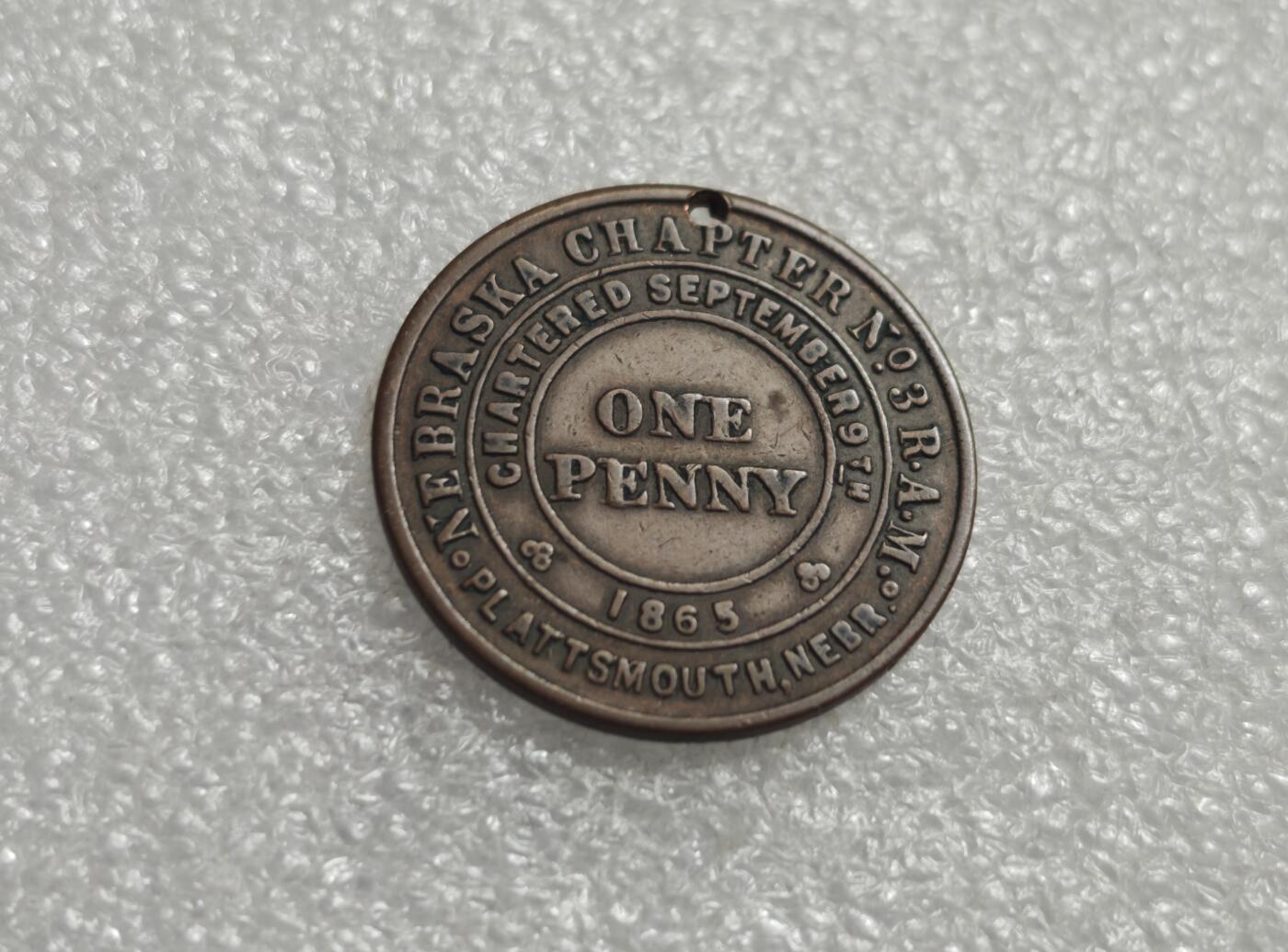 瓶子🏺第235期拍卖会  美国内布拉斯加州第3号皇家拱门共济会便士代币（1865年）  美国内布拉斯加州普拉茨茅斯第3号皇家拱门分会（Nebraska Chapter No.3 R.A.M.）发行的共济会便士代币  1865年，正值美国内战结束、西部大开发的关键时期，内布拉斯加州正处过渡阶段，这一时期共济会是美国西部开发的核心社会组织，为移民提供互助、身份认同与商业网络，正是内布拉斯加州早期共济会扎根西部的实物见证