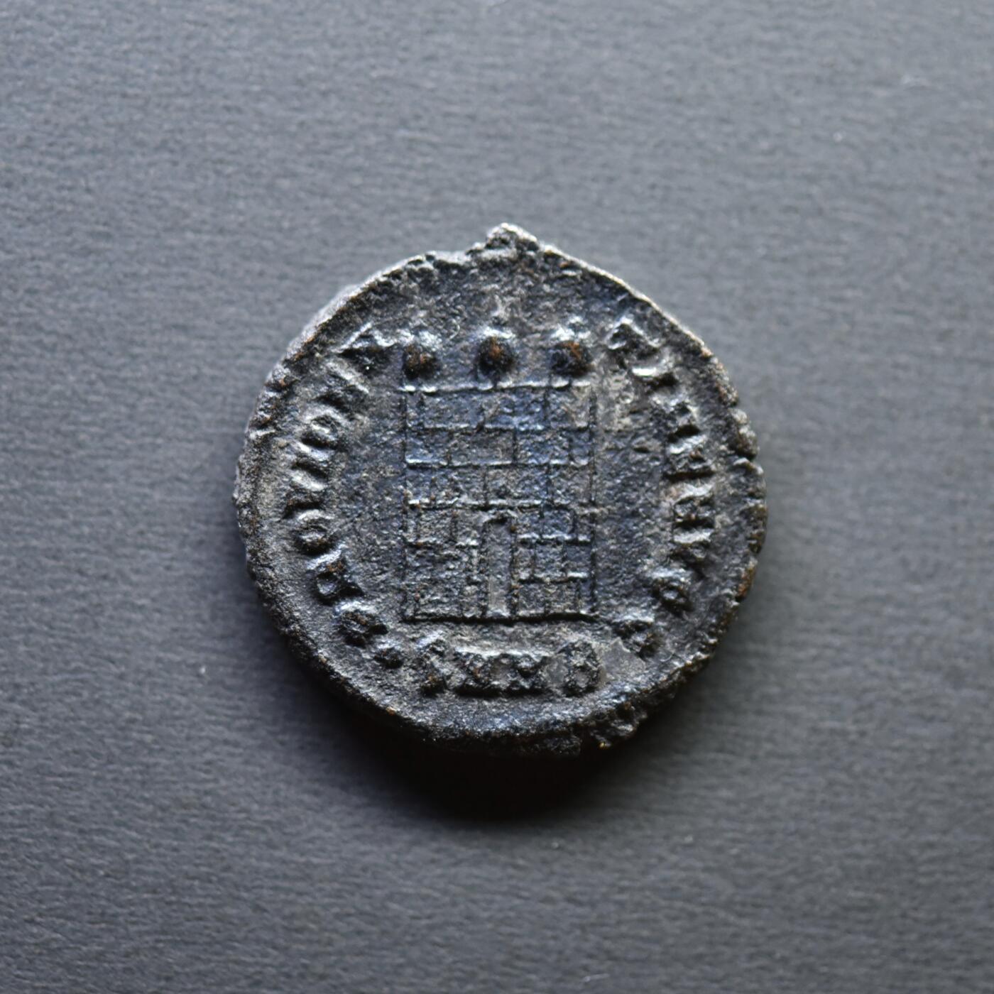 【良泉】4月16日【西方古代打制币】拍卖108件 公元317年【古罗马】李锡尼面左版“军塔营门”铜币，赫拉克利亚造币厂，2.7克