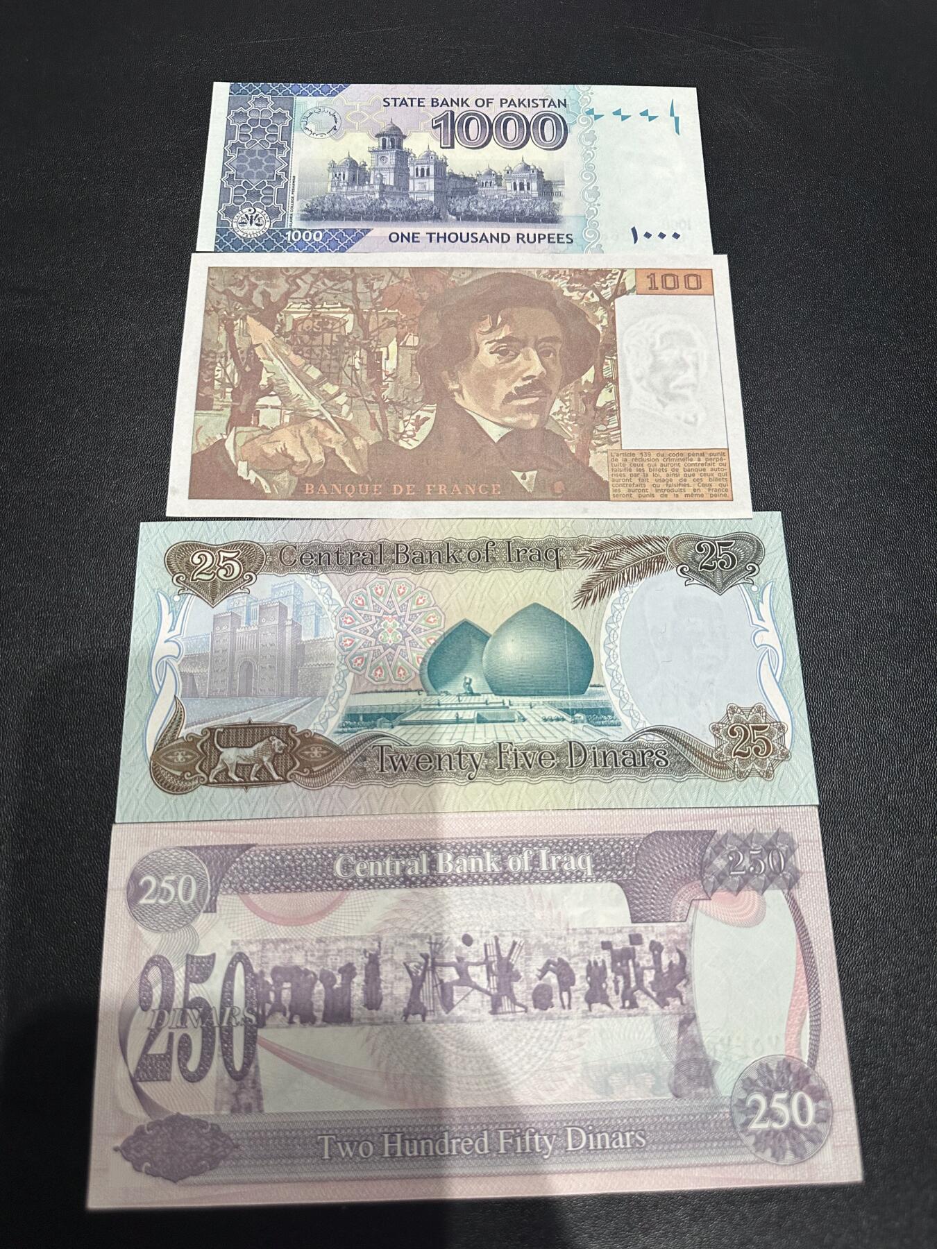 《外钞收藏家》第六百二十三期（精选场）（长期征集拍品、欢迎藏友们联系合作） 阿富汗1000、法国100法郎、伊拉克2张一起 品相如图