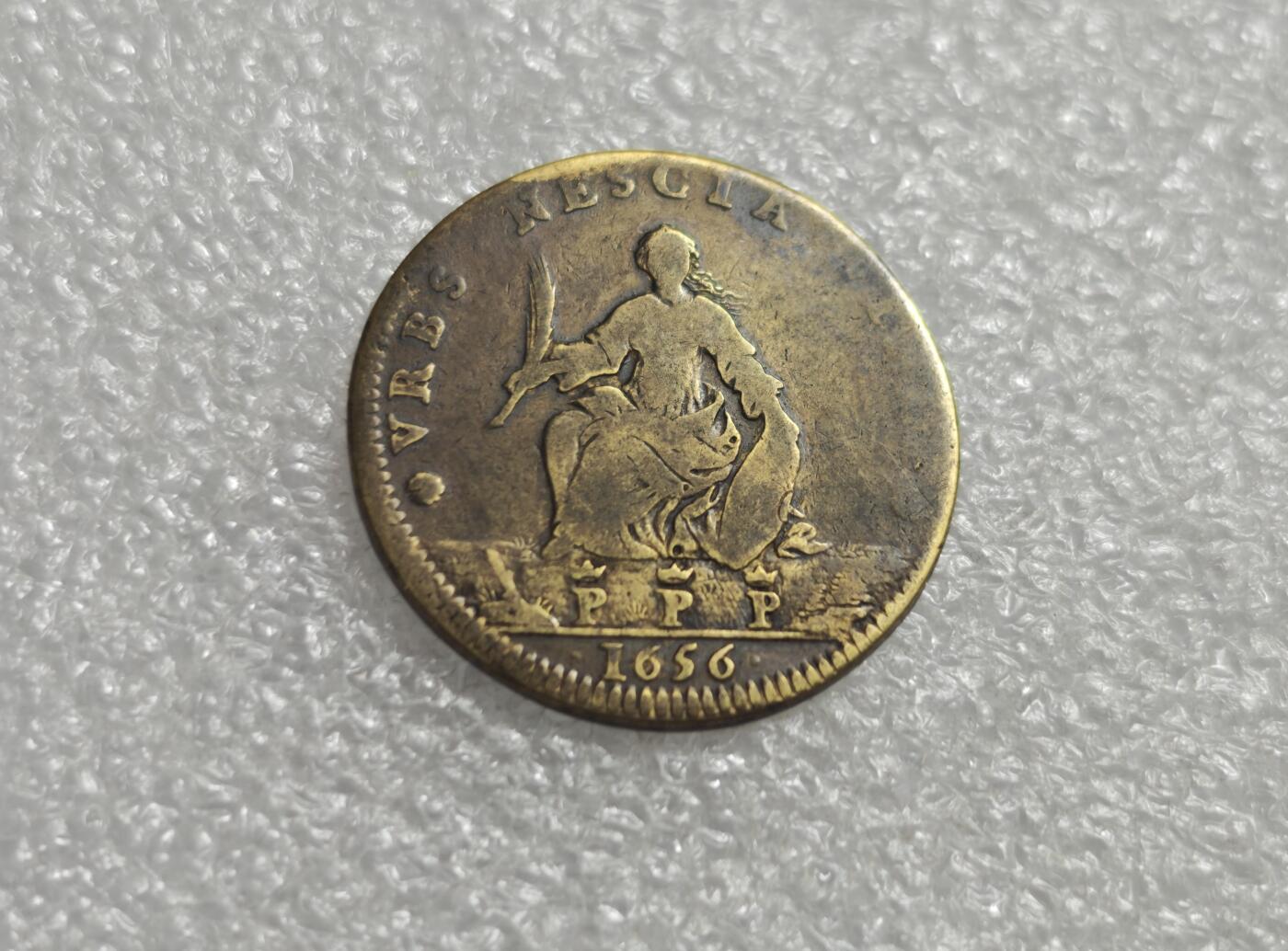 瓶子🏺第235期拍卖会  法国佩罗讷（Péronne）1656年城市纪念铜质Jeton（代币/筹码），属于法国近代早期的城市纪念代币体系 正面布雷西亚城拟人形象与铭文  背面骑士凯旋与格言   铭文ADVIAM NOVE FRANCVS （意为“我们准备好踏上征程”），当时法国的军事格言，呼应1656年法西战争背景 