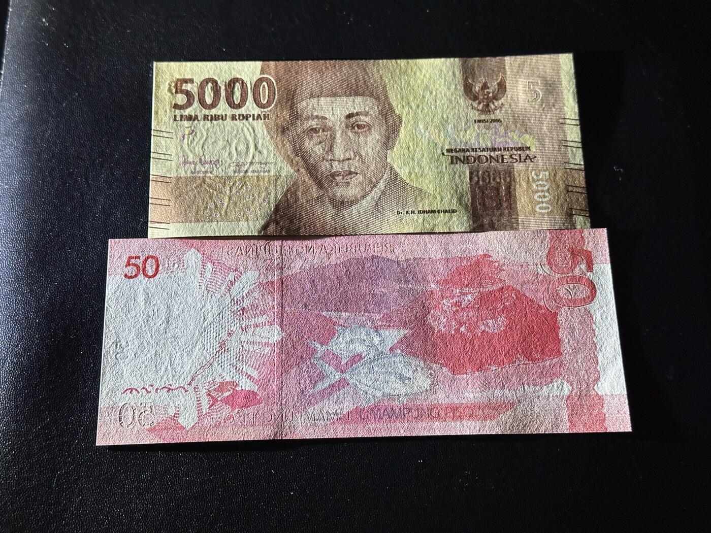 《外钞收藏家》第六百二十三期（精选场）（长期征集拍品、欢迎藏友们联系合作） 印尼5000卢比 全同号6个8+菲律宾50比索6个8 两张一起 全新UNC