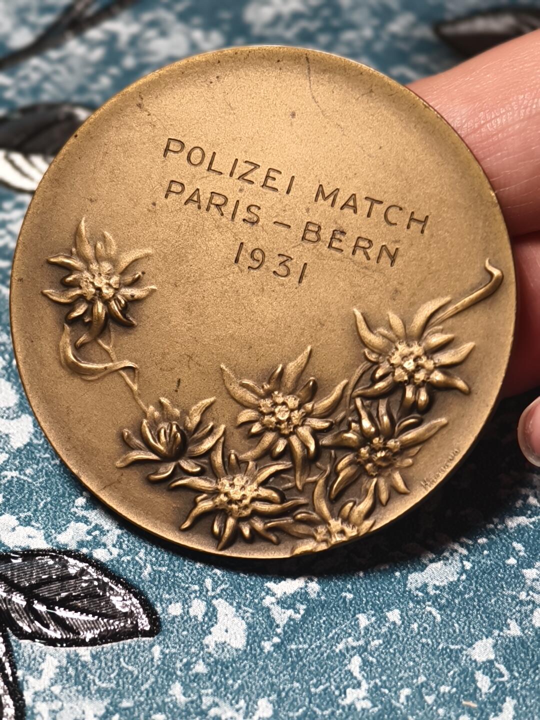 抚柳草堂-第二十一期章牌钱币  奖章勋章 满百包邮 放漏专场 1931法国巴黎与瑞士伯尔尼国际警察跨国赛事纪念铜章 60.8克 49.5mm 好品种正反面浮雕皆精美