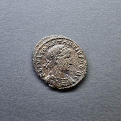 【良泉】4月16日【西方古代打制币】拍卖108件 - 公元337-361年【古罗马】君士坦提乌斯二世“士兵军旗”铜币，1.77克